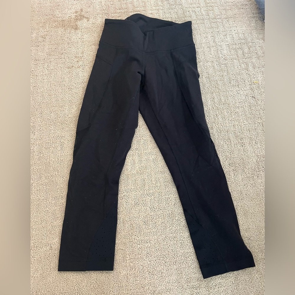 super cute cropped leggings with mesh detail!